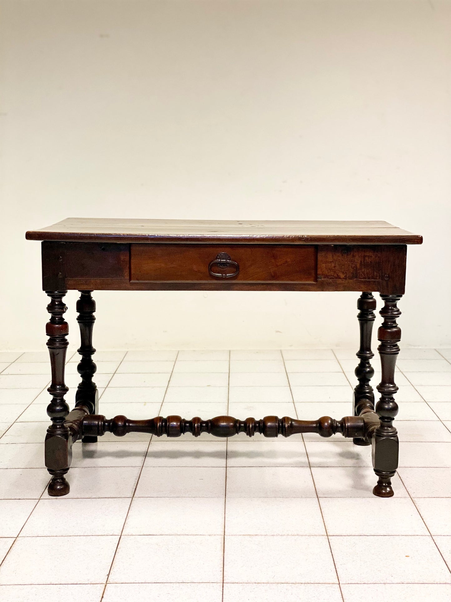 Walnut reel table. Emilia, early 18th century