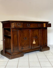 Credenza in noce con sportelli laterali . Bologna XVII secolo