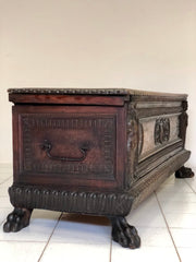 Cassapanca in legno di noce Lombardo - veneta. Fine XVI - inizio XVII secolo