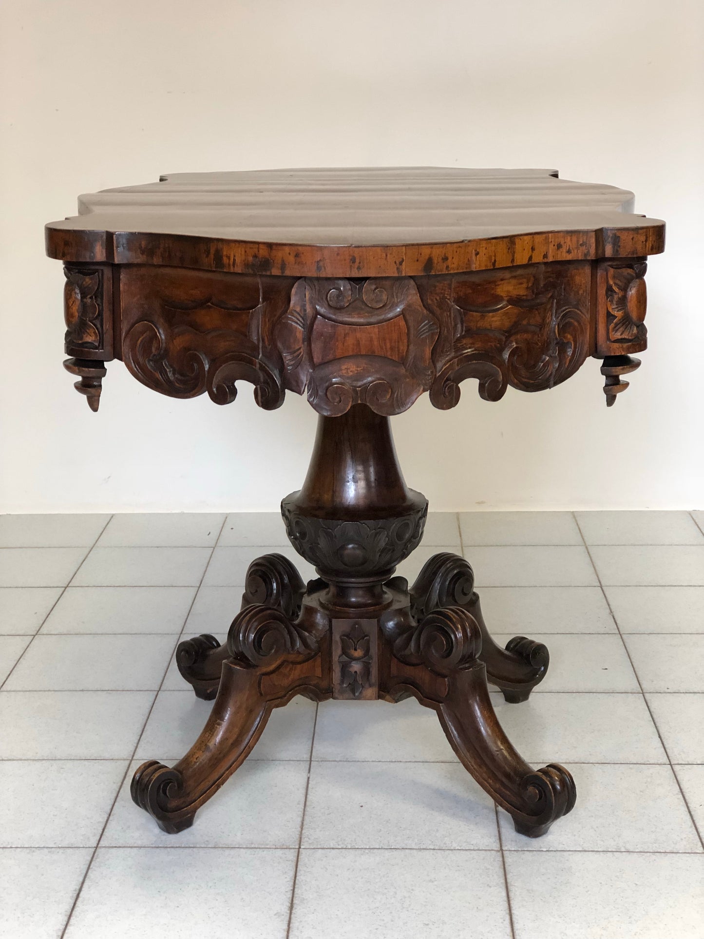 Tavolo a biscotto intagliato Carlo X . Restaurato