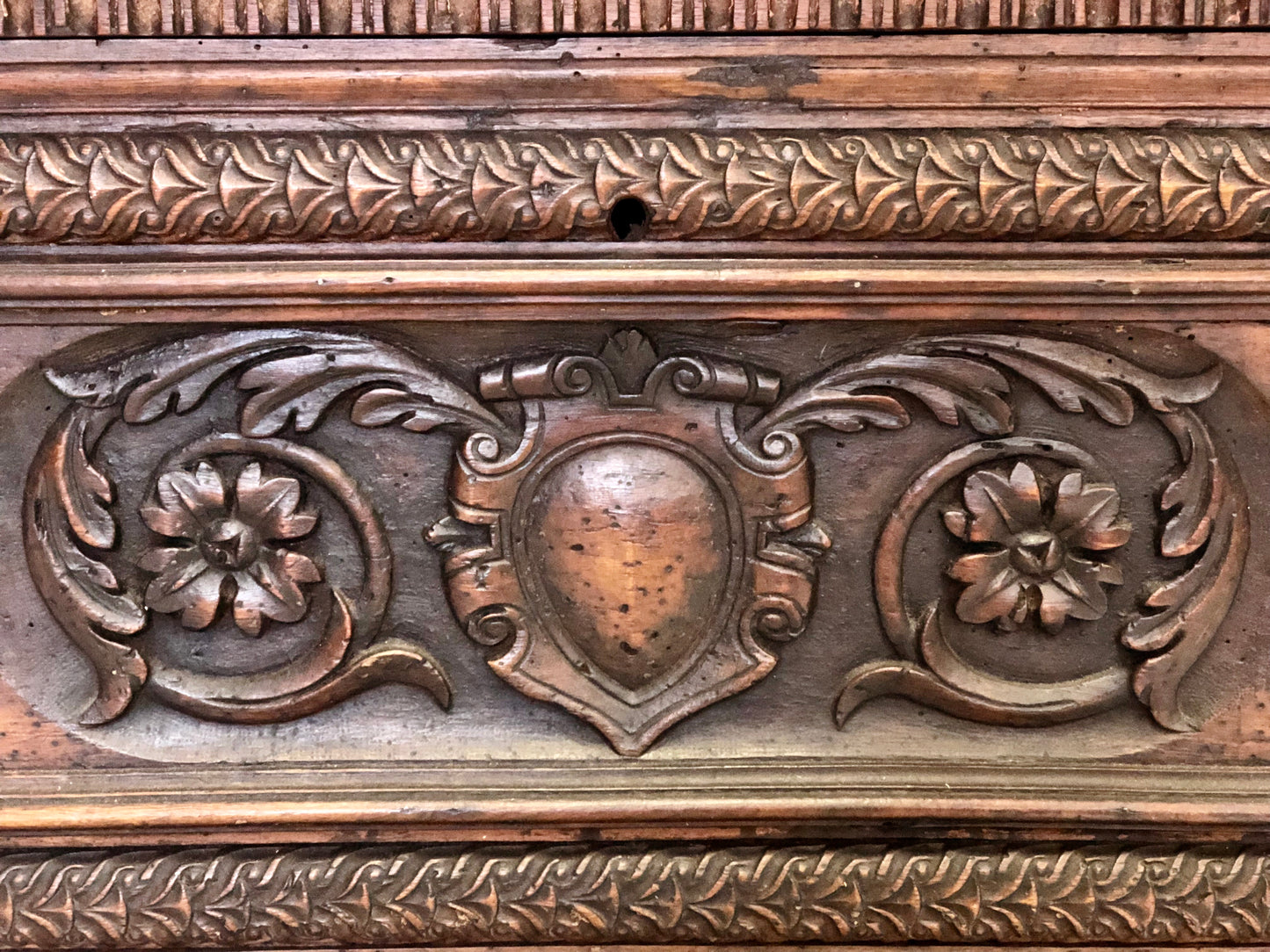 Cassapanca in legno di noce Lombardo - veneta. Fine XVI - inizio XVII secolo