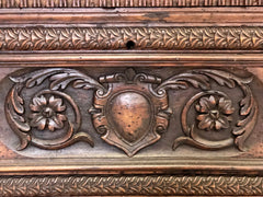 Cassapanca in legno di noce Lombardo - veneta. Fine XVI - inizio XVII secolo