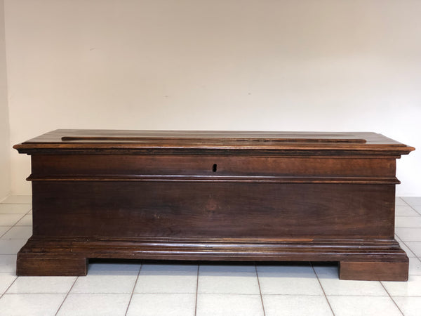 Cassapanca in noce con bugna sul piano. Bologna XVII secolo