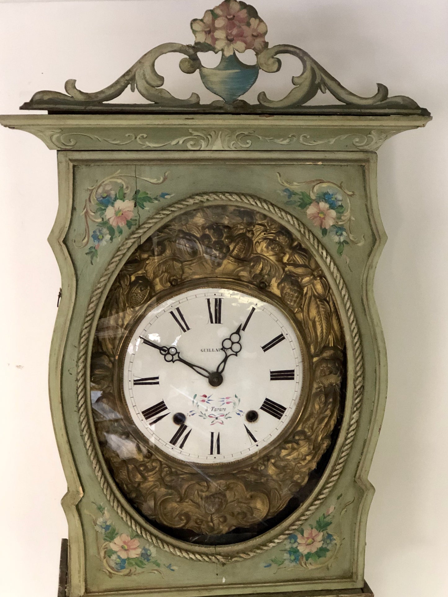 Orologio a colonna pendolo laccato dipinto . Funzionante