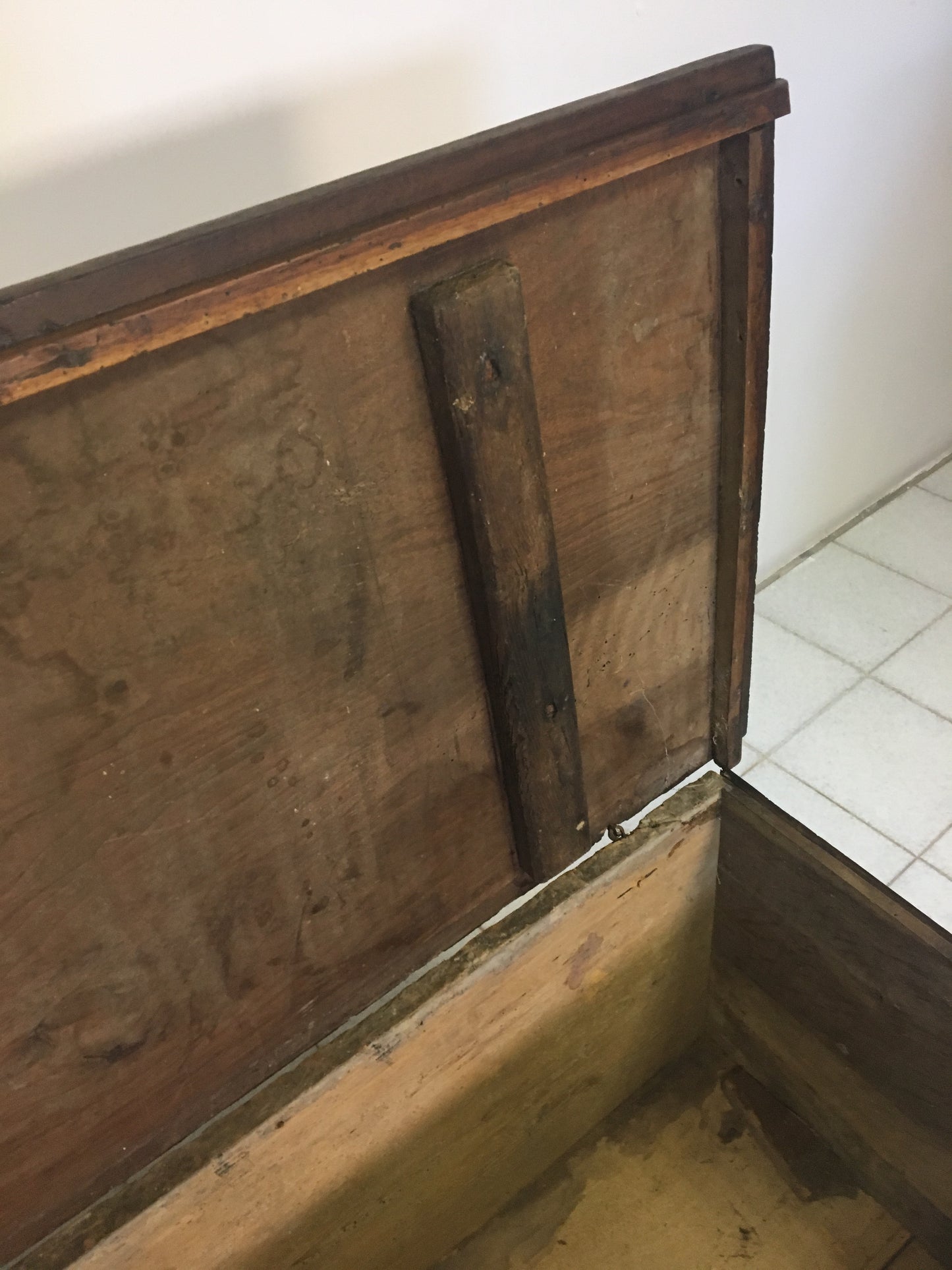 Piccola cassapanca in noce. L 134
