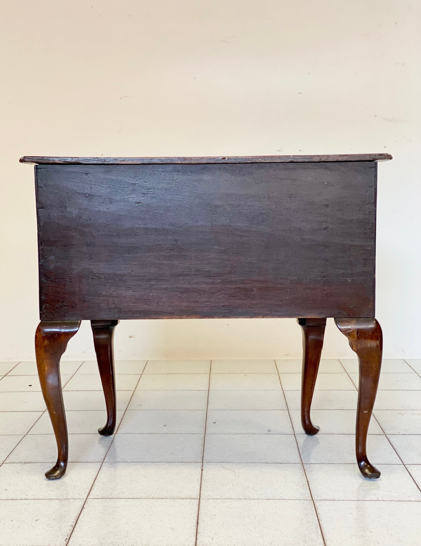 Shaped chest of drawers. Holland 18th century