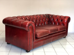 Divano chesterfield cuoio bordeaux. Inghilterra XX secolo