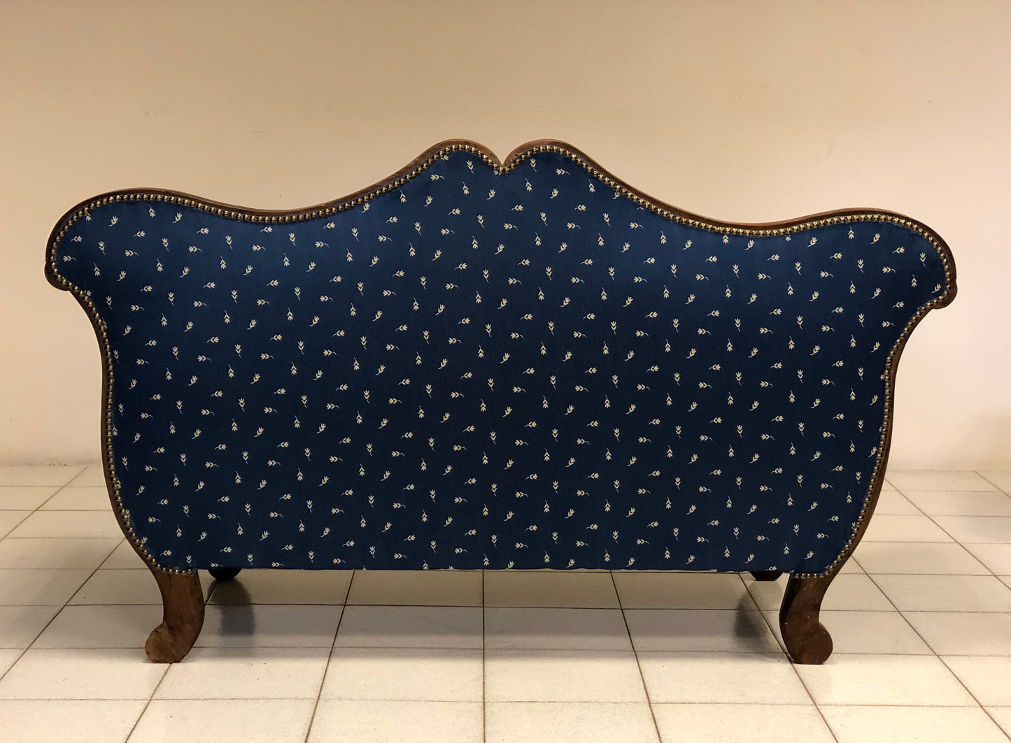 Lombard boat-shaped sofa in walnut