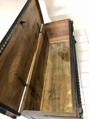 Cassapanca lombarda con cariatidi . XVII secolo