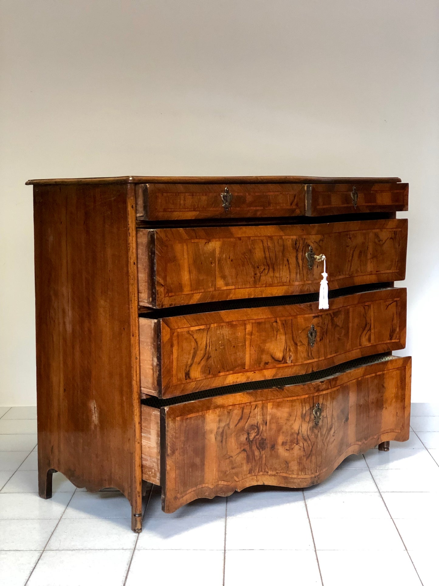 Cassettone lombardo bombato Luigi XV. . XVIII secolo
