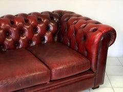 Divano chesterfield cuoio bordeaux. Inghilterra XX secolo