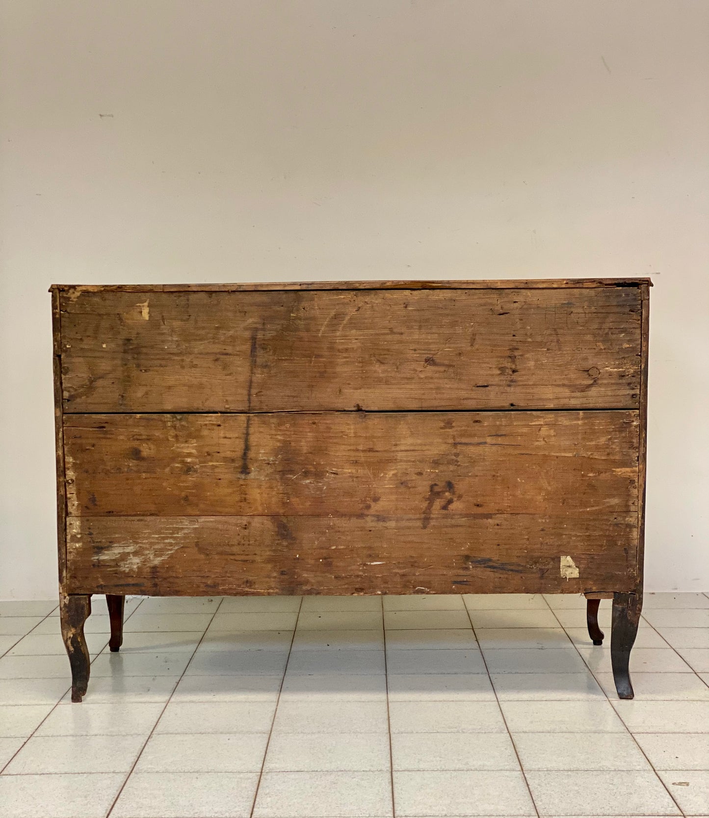 Curved Louis XV chest of drawers. Vicenza 18th century