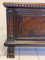 Cassapanca in noce intagliata intarsiata . Brescia inizio XVII secolo