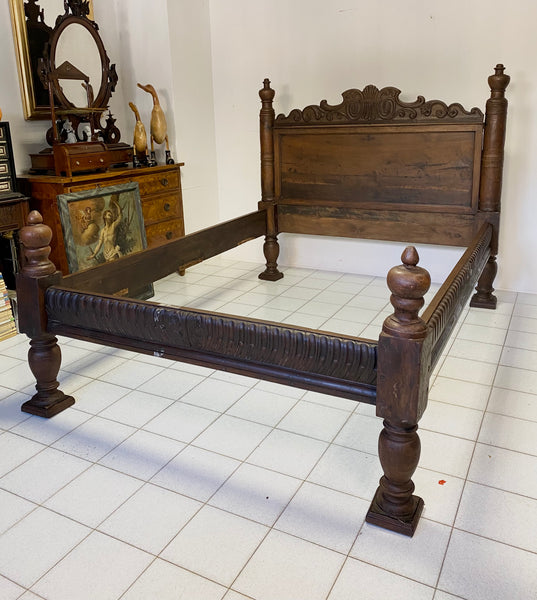 Letto Lombardo in noce Luigi XIV . XVII secolo