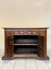 Credenza emiliana in noce. . Modena XVII secolo