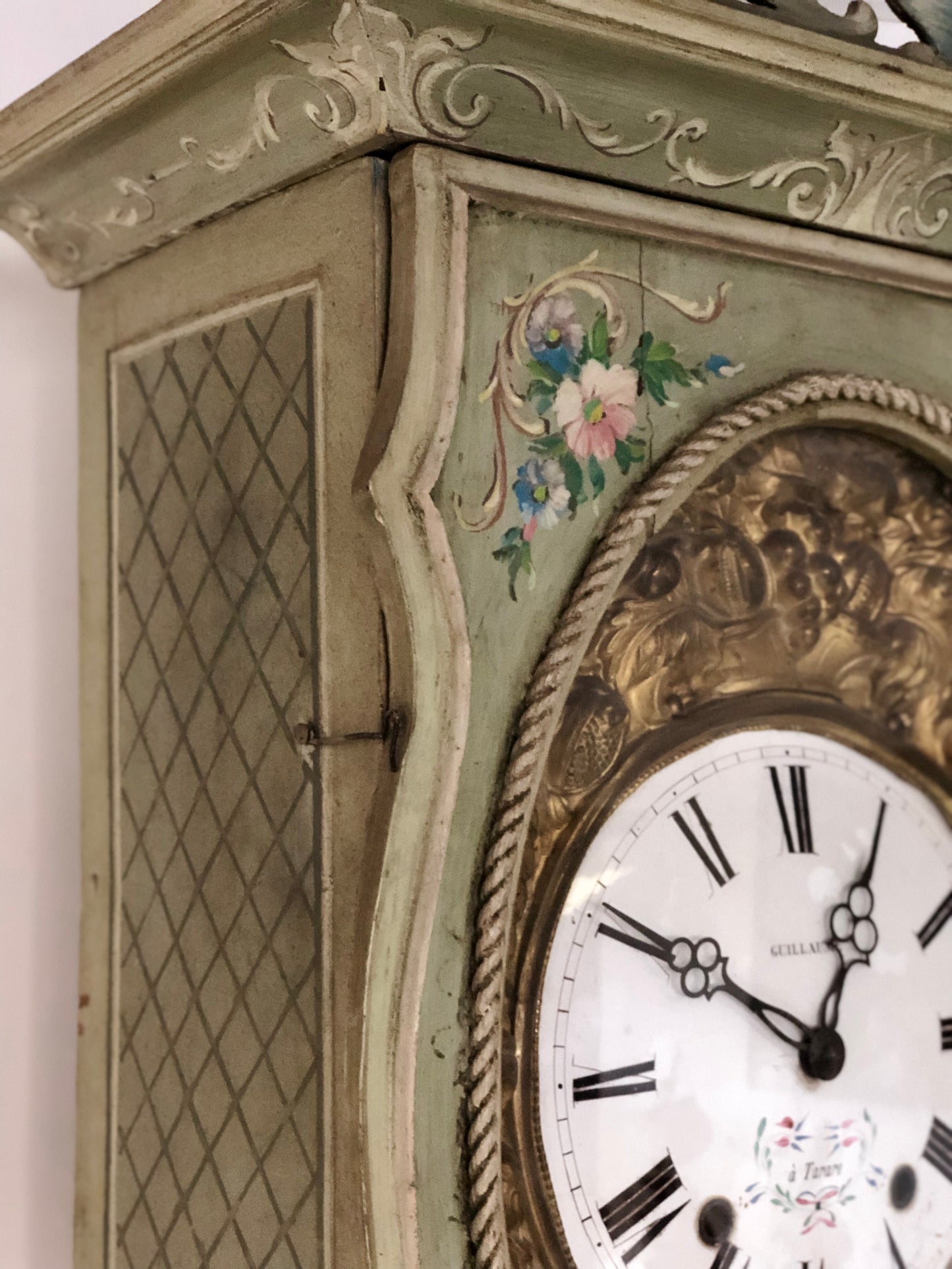 Orologio a colonna pendolo laccato dipinto . Funzionante