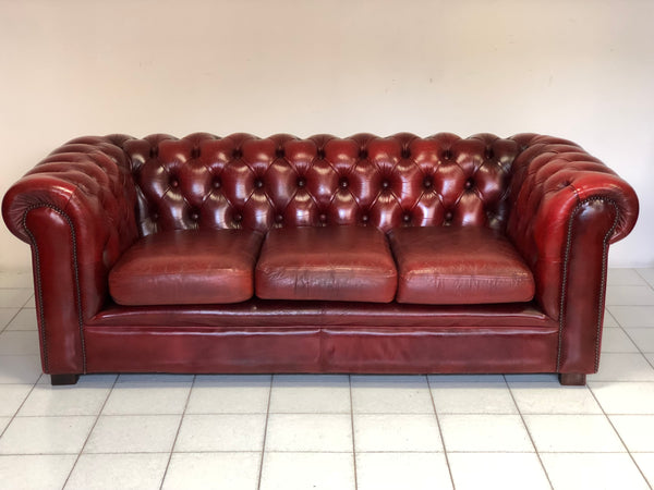 Divano chesterfield cuoio bordeaux. Inghilterra XX secolo