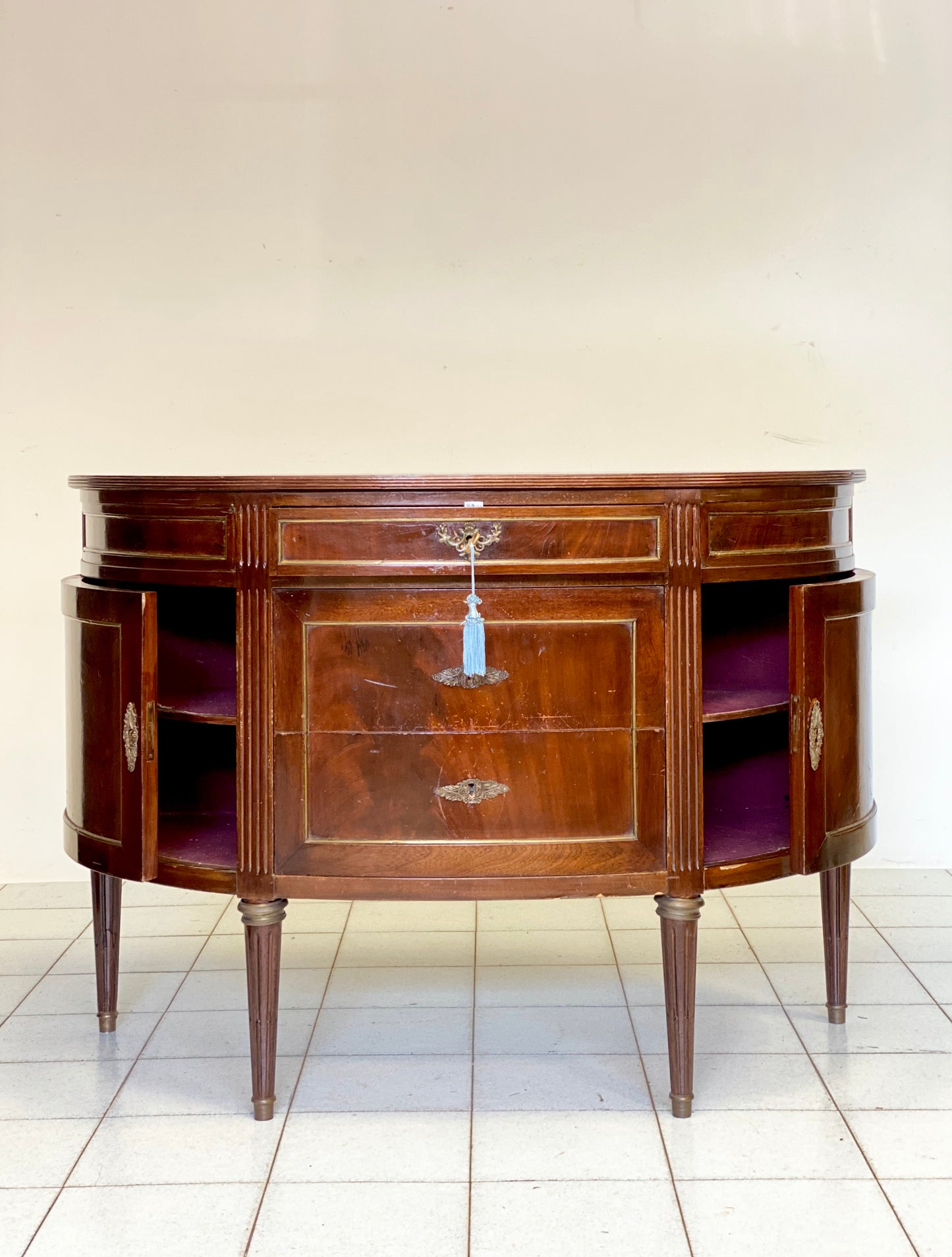Credenza a demilune . Francia XIX secolo