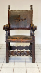 Trono Lombardo in noce con borchie . XVI - XVII secolo