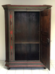 Armadio scantonato laccato e dipinto. XVIII secolo