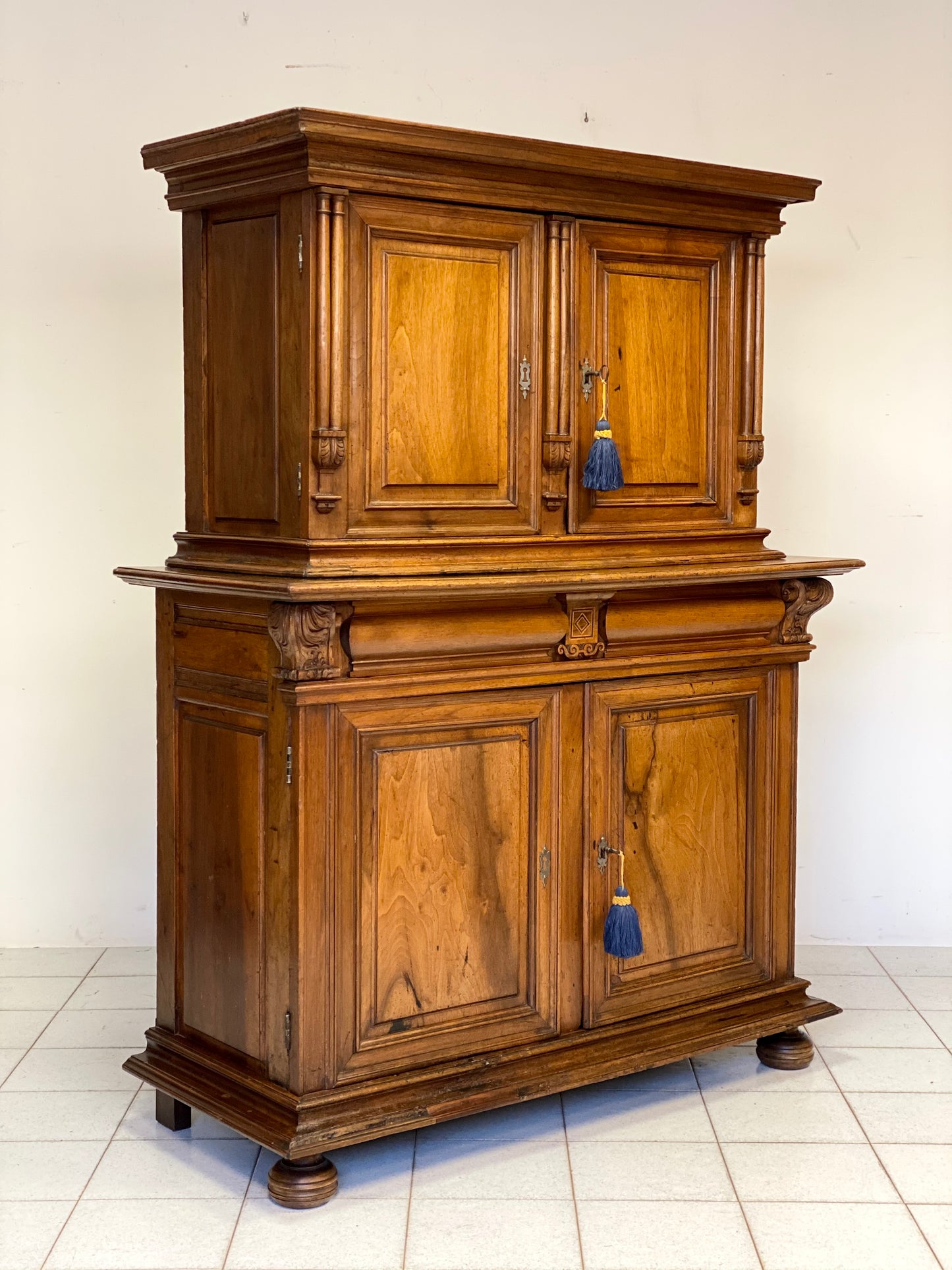 Credenza doppio corpo in noce . XVIII secolo