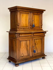 Credenza doppio corpo in noce . XVIII secolo