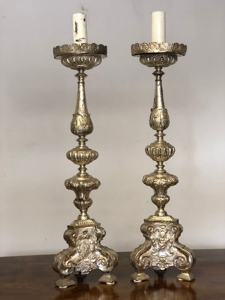 Coppia di candelieri Luigi XV in argento . Inizio XVIII secolo
