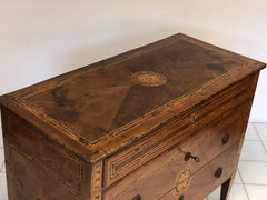 Cassettone Luigi XVI lombardo . XVIII secolo