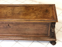 Cassapanca in noce con cariatidi scolpite e piedi ferini.Lombarda XVI secolo
