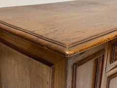 Credenza emiliana in noce. . Modena XVII secolo