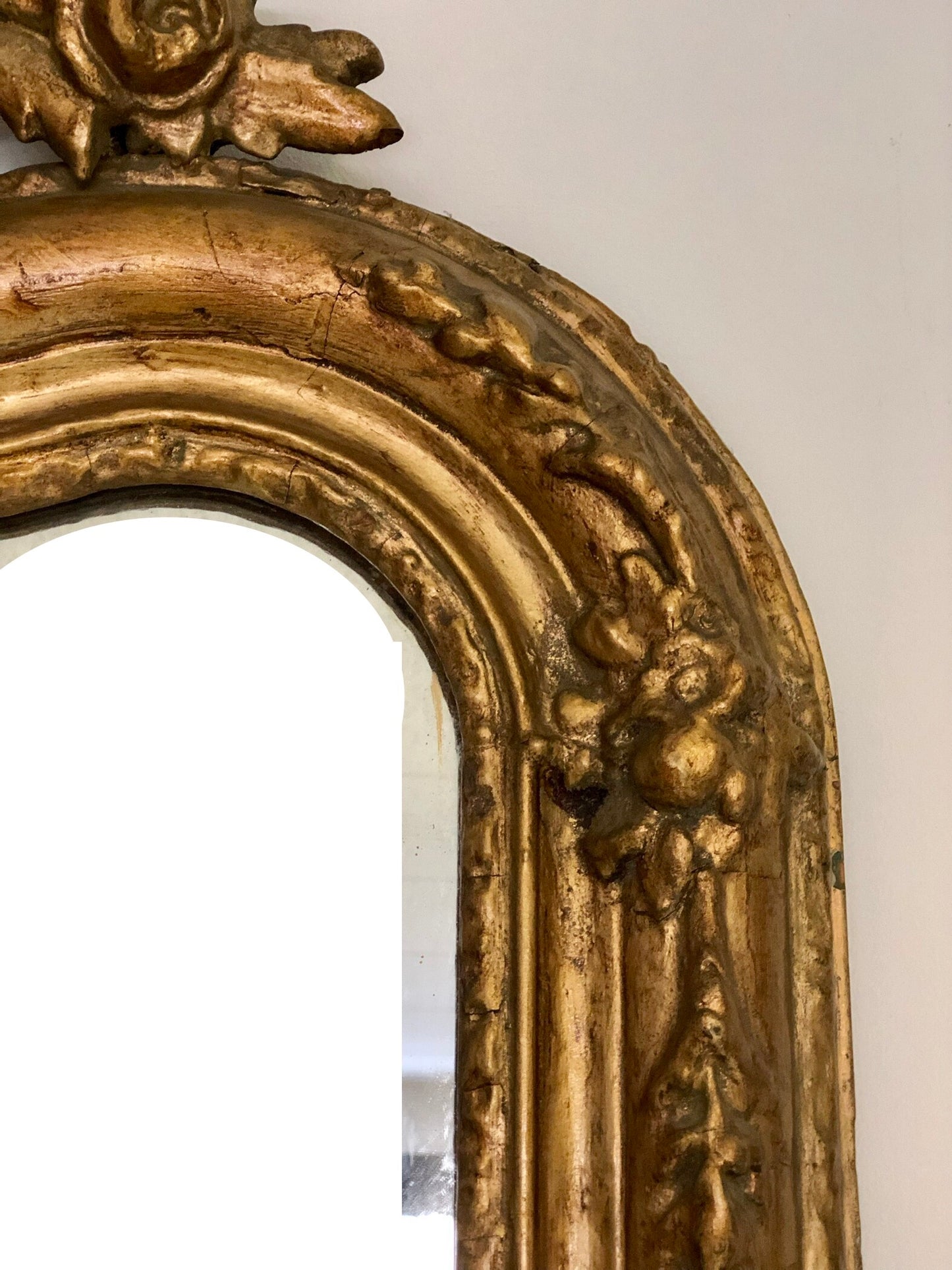 Specchiera in legno intagliato dorato . XIX secolo