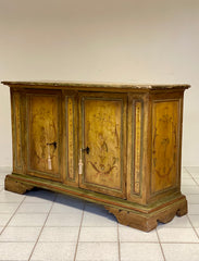Credenza laccata dipinta. . Marche XVIII secolo