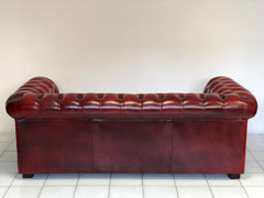 Divano chesterfield cuoio bordeaux. Inghilterra XX secolo