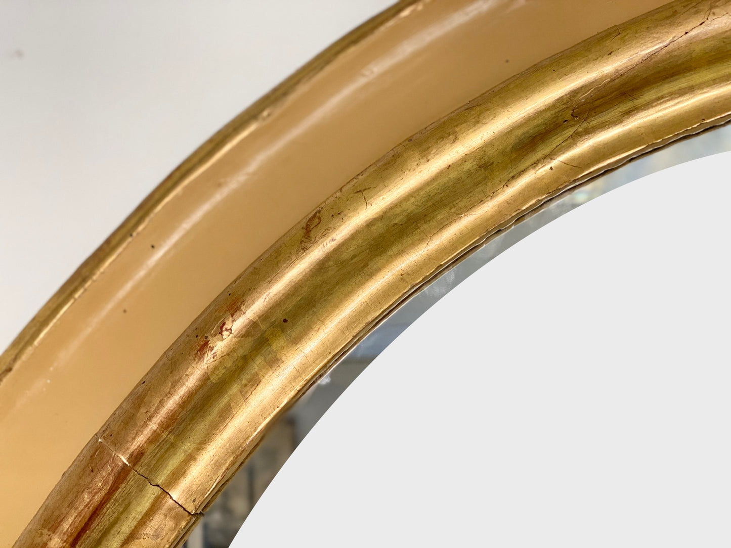 Grande specchiera ovale in lacca e oro . Marche XVIII secolo