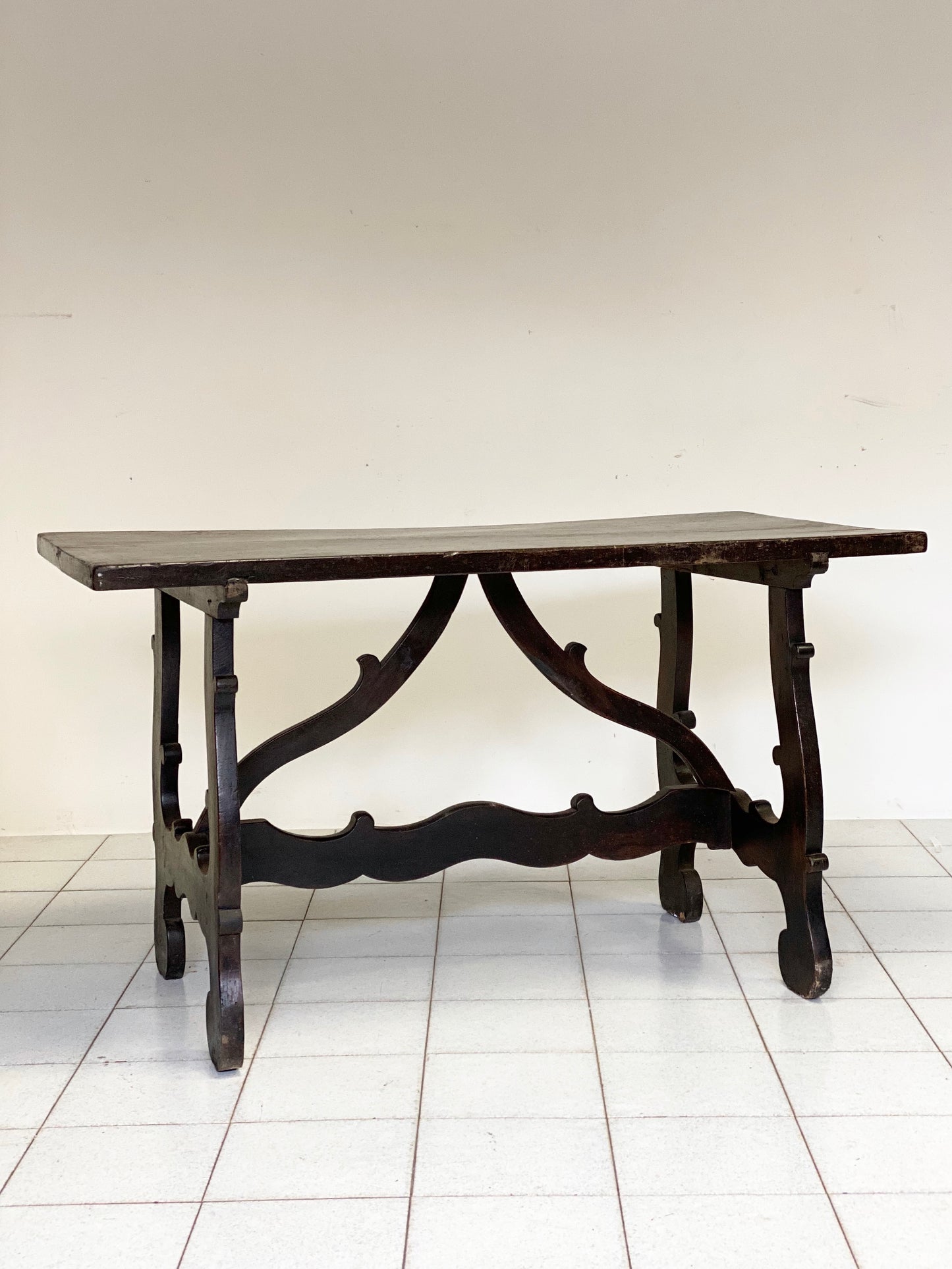 Walnut refectory table. Lombardy 17th century