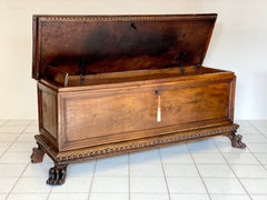Cassapanca lombarda in noce . Inizio XVII secolo