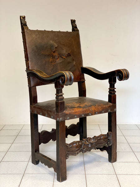 Trono Lombardo in noce con borchie . XVI - XVII secolo