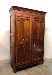 Armadio in noce Luigi XV . XVIII secolo ( restaurato)