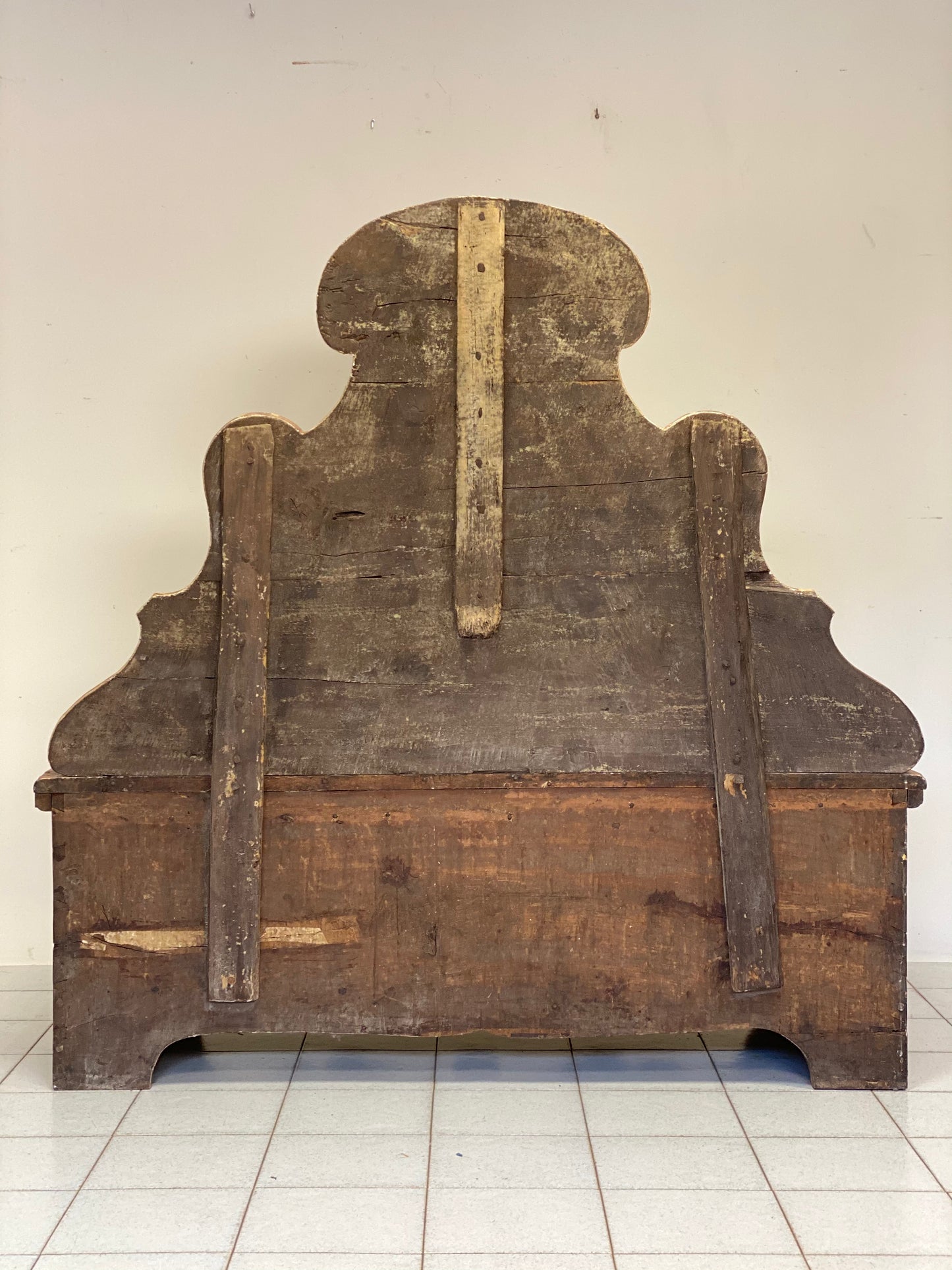 Lacquered and painted bench. 17th century Marche