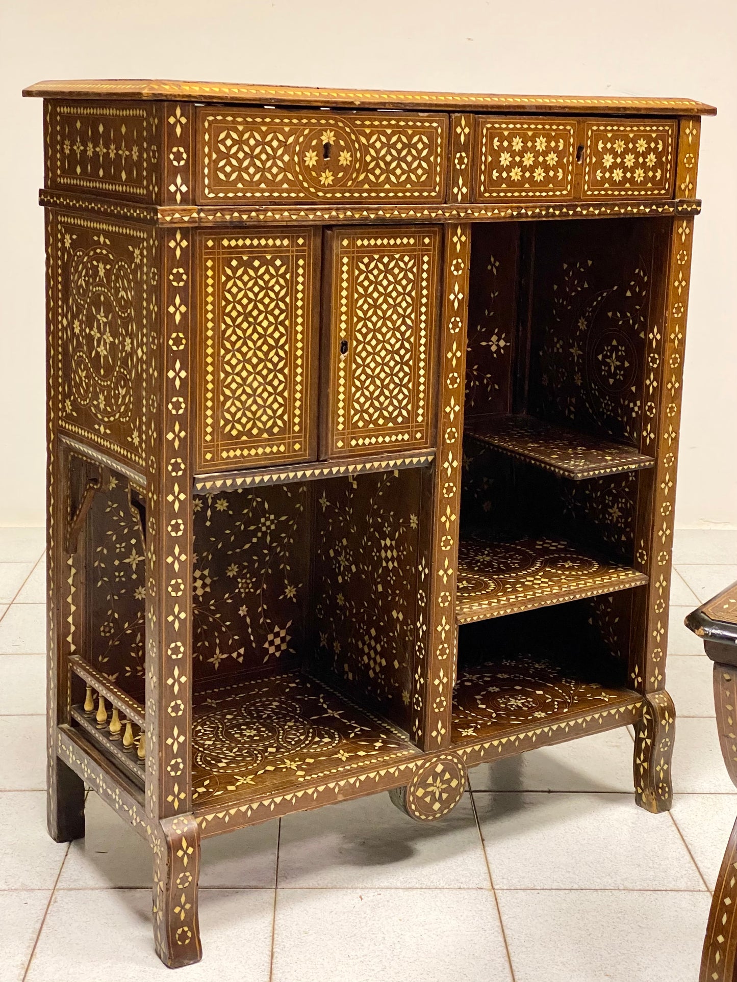 Credenza con poltroncina intarsiata alla maniera Adriano Brambilla fine XIX secolo