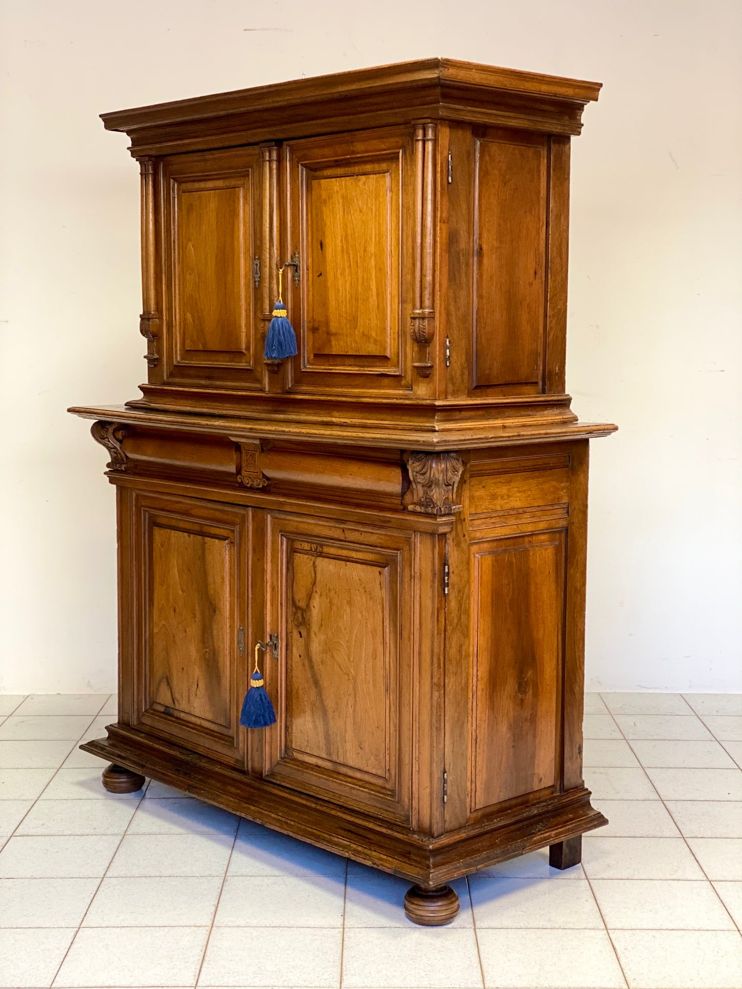 Credenza doppio corpo in noce . XVIII secolo
