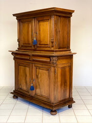 Credenza doppio corpo in noce . XVIII secolo
