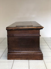 Cassapanca in noce con bugna sul piano. Bologna XVII secolo