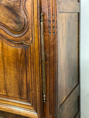 Armadio Luigi XV in noce . Restaurato. XVIII secolo
