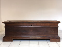 Cassapanca in noce con bugna sul piano. Bologna XVII secolo
