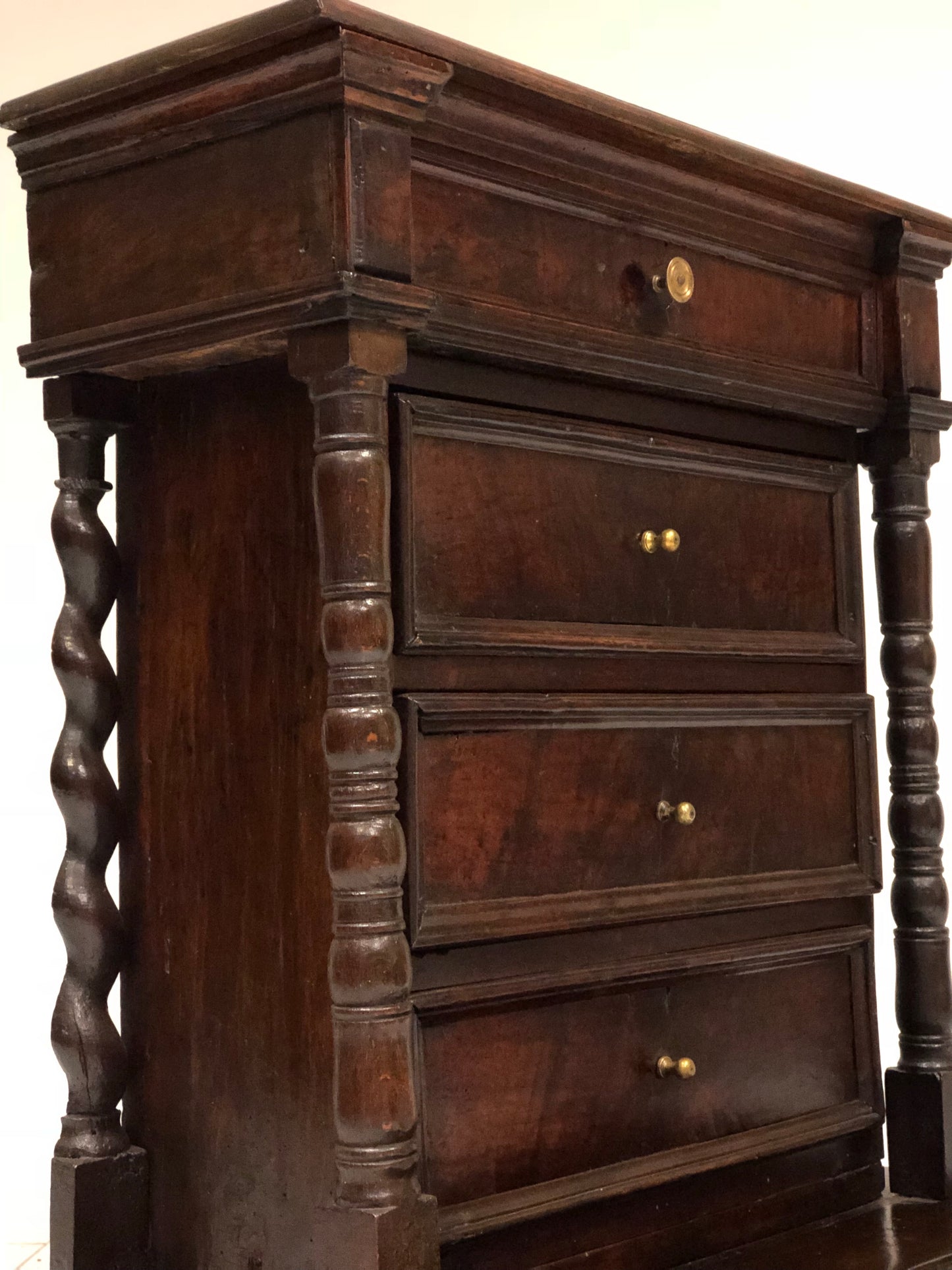 Walnut kneeler. Emilia Romagna 17th century