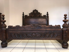 Letto lombardo in noce . XVI secolo