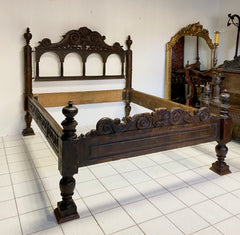 Letto in noce matrimoniale . XVII secolo