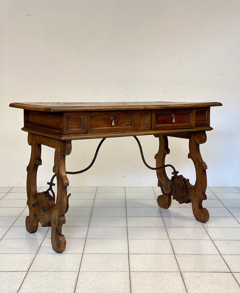 Tavolo scrittoio fratino in noce . Toscana XVIII secolo