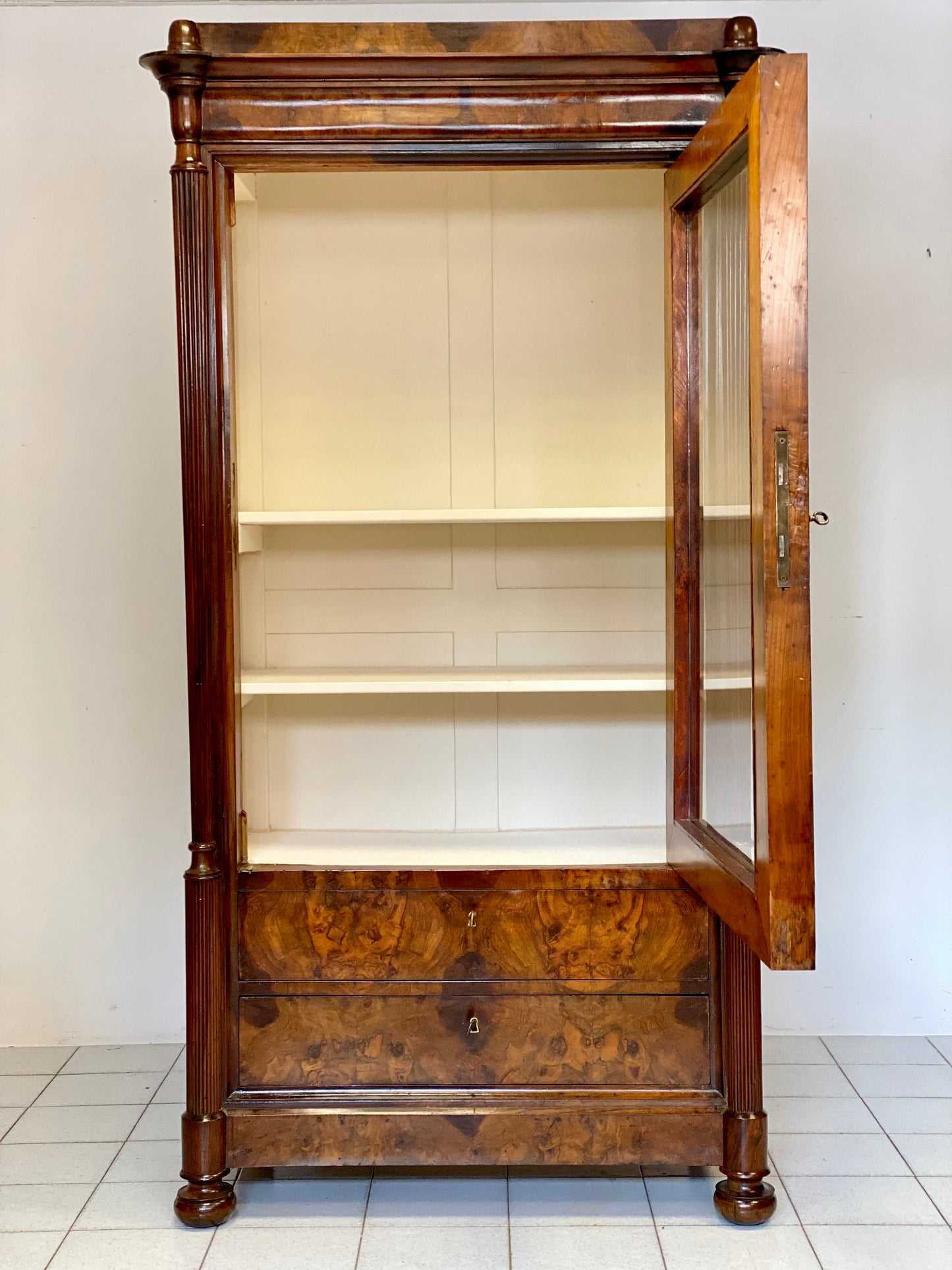 Vetrina Carlo X lombarda noce . XIX secolo